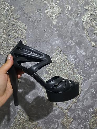 Basanoşka və səndəllər: "GUCCİ"Qadın platformalı sandal – Made in Italy,40 ölçü - Rəng: qara — 2