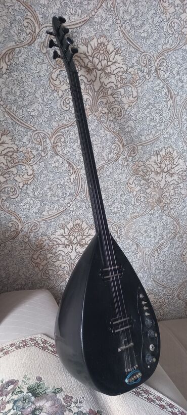 Синтезаторы: Elektrik saz – 3 simli, qara rəng. - Korpus: damla formalı, klassik
