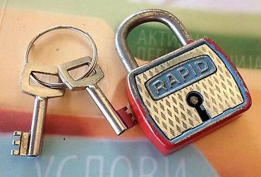 Ostali antikviteti: RAPID, katanac i ključ ili dva VINTAGE. 1. RAPID, katanac i dva ključa — 2