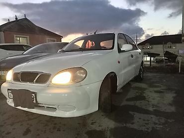 Digər avtomobillər: Ağ rəngli sedan avtomobil Xüsusiyyətlər: - Kuzov: 4 qapılı sedan, ağ — 1