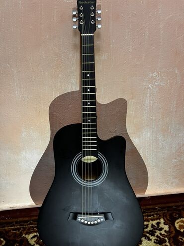 подставка для микрофона: Акустическая гитара Rockstar, форма корпуса дредноут с вырезом