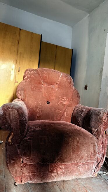 Мягкие кресла: Срочно Продаю мягкое кресло Состояние среднее Срочно Тел — 5