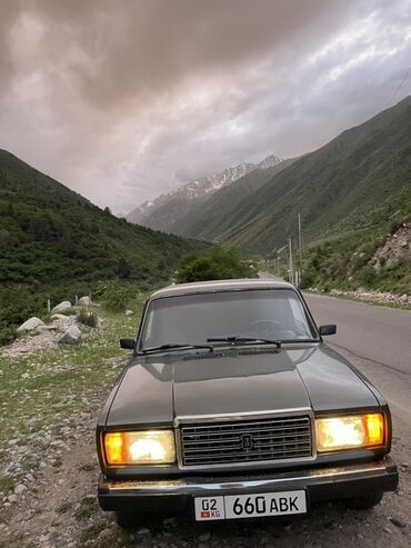 дом на кольосах: Седан Lada 2107, выполненный в темно-зеленом цвете, представляет собой