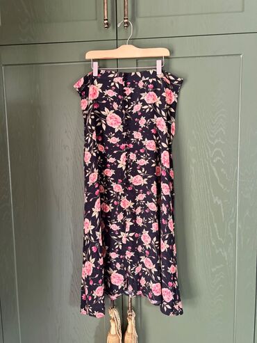 Ətəklər: Zara. L razmer . 20 azn