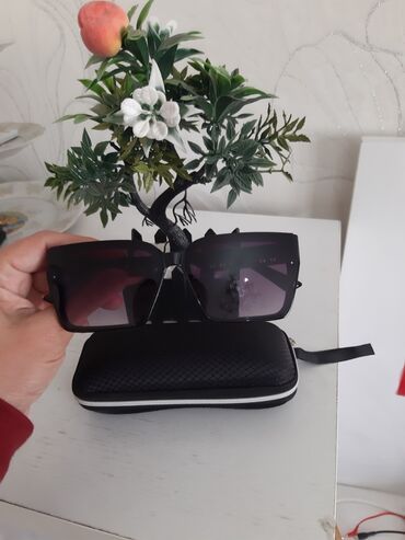 Солнцезащитные очки: Солнцезащитные очки с футляром - Форма: крупные прямоугольные линзы — 4