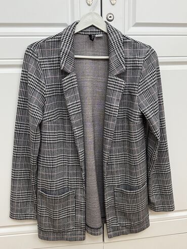 pencekler: İkinci əl H&M pencək. Çatdırılma İmşaatçılar, Elmlər, 28 may