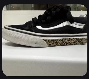 футбольный бутс: Кеды Vans Old Skool черного цвета с низким профилем и характерной