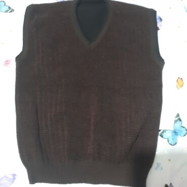 Tünd qəhvəyi rəngdə, V yaxalı unisex jilet. Bu jilet istifadə