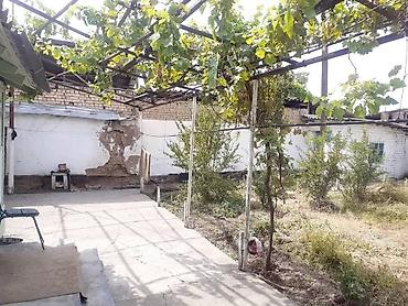 Продажа полдома: Срочно Мал базар жакта жер уй сатылат обмен бар . Под бизнес, под — 13