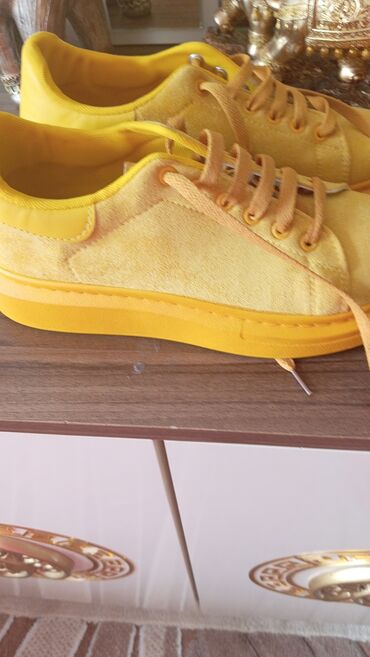 Krasofkalar və idman ayaqqabıları: Parlaq sarı rəngli uniseks idman ayaqqabısı - Stil: Klassik bağlamalı — 6