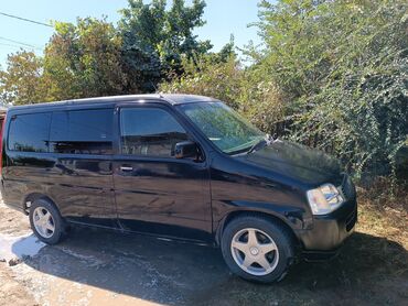 шыны на ниву: Черный минивэн Honda Stepwgn с просторным салоном и высоким кузовом