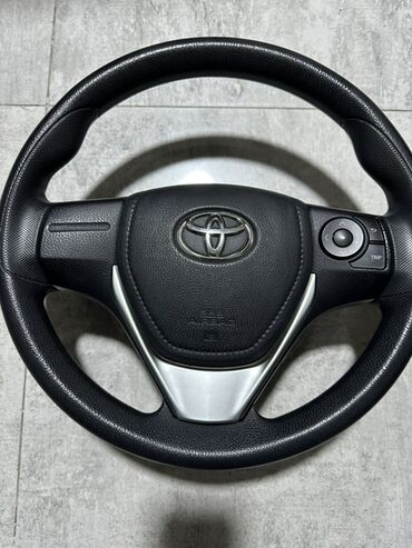 İşıqlandırma sistemləri: Toyota markalı sükan təkəri. Sükan təkəri qara rəngdədir və aşağı