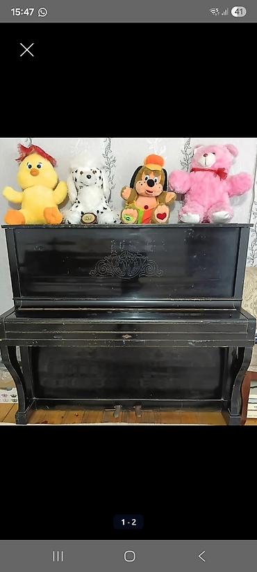 2 ci sinif defteri: Upright pianino – klassik qara korpuslu, dekorativ oyma naxışlı qabaq — 1
