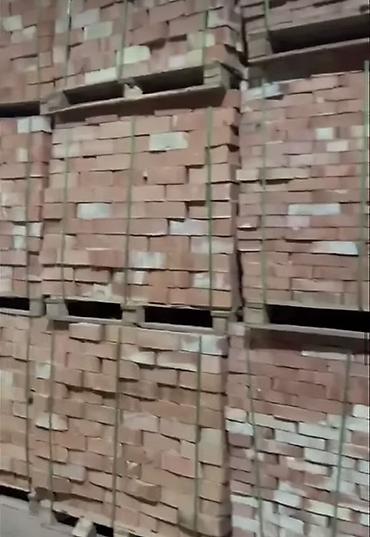 Кирпич керамический полнотелый, красный. Паллетирован и стянут лентами