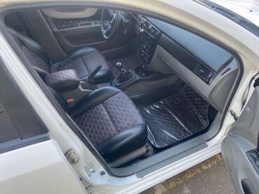 Chevrolet: Daevo Gentra– ağ rəngli sedan Xüsusiyyətlər: - Kuzov: 4 qapılı sedan — 17