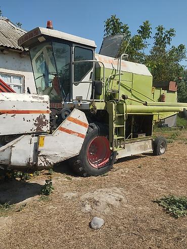 mühərrik yastığı: CLAAС biçin kombaynı – taxıl yığımı üçün tam komplekt ili 2004 işlək — 2