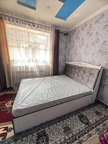стол уголок: Двуспальная кровать с высоким мягким изголовьем. - Размер спального — 1