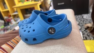 шлепки кроксы: ОРИГИНАЛ Детские сабо Crocs синего цвета, выполненные из легкого