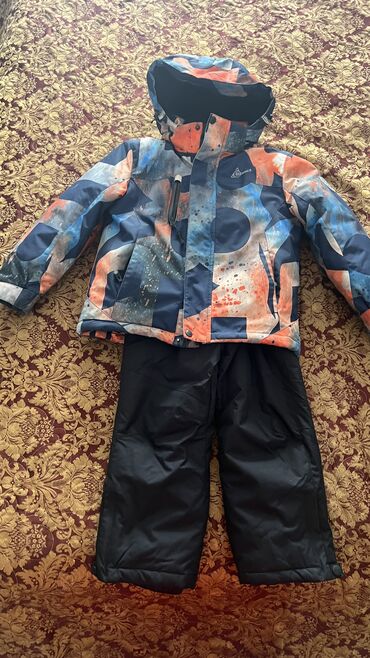 детский костюм тёплый на зиму: Детский костюм фирма Disumer. Куртка и комбинезон. На 110 см . Б/у