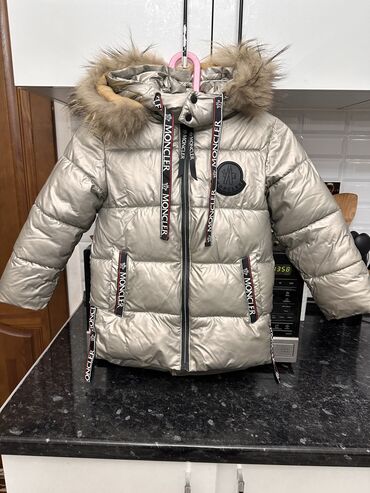 Верхняя одежда: Куртка Moncler на 3.4годика. Состояние отличное. Отдам всего за 800сом