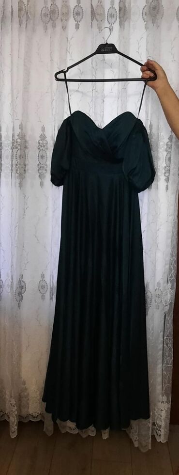 Вечерние платья: Tünd yaşıl rəngdə uzun ziyafət donudur. Təmiz atlasdı. Razirezidə var