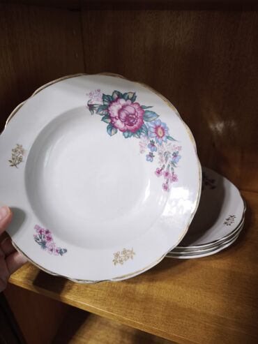 Продам б/у Советские тарелки,за все 4 шт. Диаметр тарелочек 19,5 см
