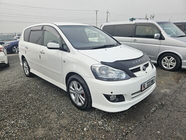 tayota runx: Белый минивэн Toyota Ipsim с обвесом и ветровиками на окнах. Оснащен