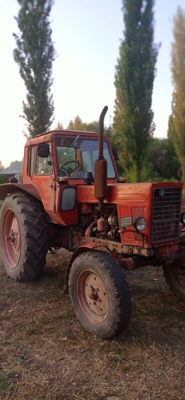 Тракторы МТЗ (Беларус): Красный трактор МТЗ, оснащенный кабиной для оператора, предназначен — 5