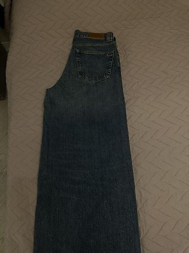 pull and bear: Tommy Hilfiger cins şalvar - Klassik tünd-mavi rəng, yüngül “washed” — 1