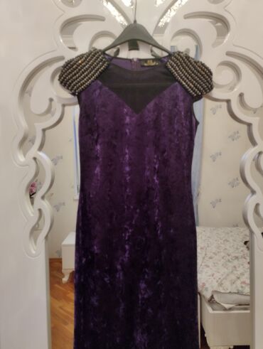 kiqurum qadın pijamaları: Bənövşəyi rəngli, dizaltı uzunluqda şıq paltar. - Material: məxmər