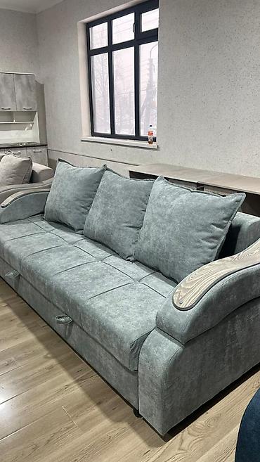 sofa: Прямой диван с подлокотниками под дерево и объемными подушками длина — 8