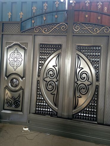 Откатные ворота: Элегантные кованые ворота черного цвета с изящными золотистыми — 37