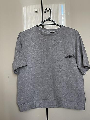 Kişi geyimləri: Boz rəngli qısaqol sweatshirt/T-shirt. - Model: basic, dairəvi — 1