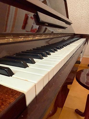 Спорт и хобби: Lirika pianino. İdeal vəziyətdədir köklənib. 3 pedaldır. Real alıcılar — 6