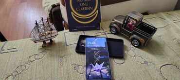 Aş qazanı: Bənövşəyi rəngdə olan bu smartfon zərif və müasir dizayna malikdir