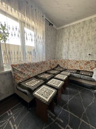 Дивандар: Угловой диван с обивкой в цветочный узор и мягкими сиденьями.Покрыт