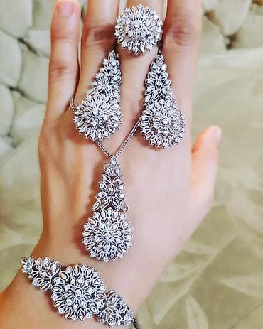Zərgərlik əşyaları: Dəstə daxildir: Bilərzik, Boyunbağı, Sep, Swarovski, Ağ qızıl, 585 Əyar, 2388 g — 4