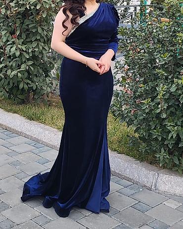 vilyur donlar: Qadınlar üçün gecə geyimi – tünd lacivərd məxmər libas - Parça — 2