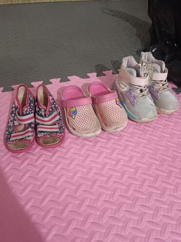 кроксы крокс crocs: Набор детской обуви, включающий три пары: домашние тапочки, кроксы и