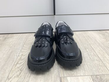 Детская обувь: Черные лакированные туфли для детей от 9 лет с массивной рифленой — 2