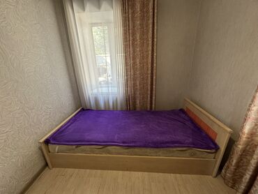 надувной матрас для авто: Односпальная кровать с деревянным каркасом, выполненным в светлых
