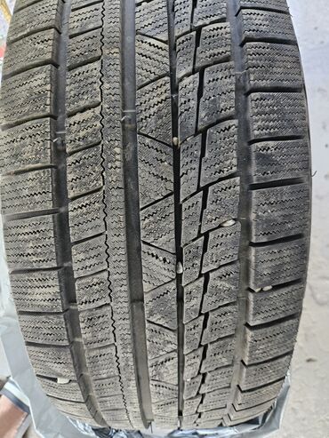шины на погрузчик: Зимняя автомобильная шина размером 245/45R18, предназначенная для