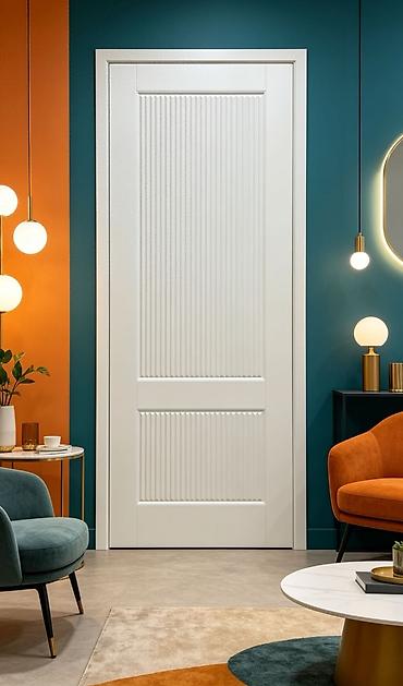 Ağ rəngli daxili qapı – modern rellefli dizayn - Üslub: Minimal və