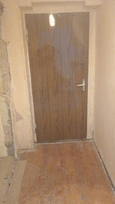 3 eded xoncali taxda qapi lazimdir: Metall giriş qapısı
Cox qalin keyfiyetli demirden yigilmis qapidir