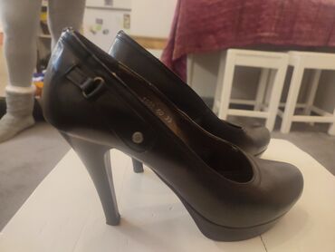 crna cipkana haljina i cipele: Salonke, 39