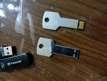Səsgücləndiricilər, qulaqlıqlar və mikrofonlar: Flash kart 8 GB, USB 2.0