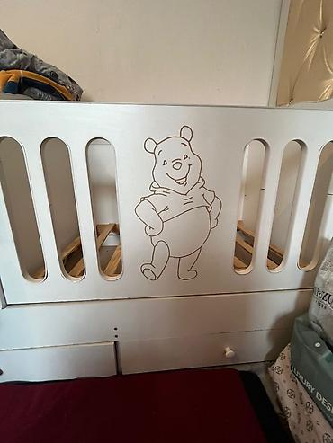 Детские односпальные кровати: Детская кроватка с рисунком Винни-Пуха - Материал: МДФ/дерево, каркас — 1