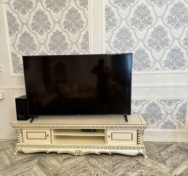 Klassik tv stend yeni kimidir . Evden cixmali oldugu ucun giymeti
