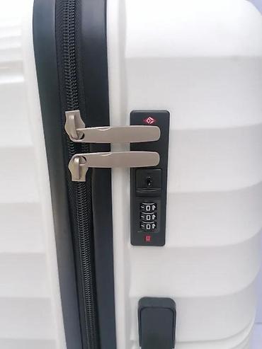 Personal Items: Putni kofer u beloj boji, izrađen od čvrstog materijala, pogodan za at lalafo.rs — 7 Personal Items: Putni kofer u beloj boji, izrađen od čvrstog materijala, pogodan za — 7