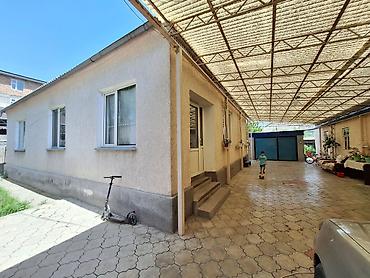 дом в дордой: Продаю Большой Кирпичный Дом Территория квадратной формы. Во дворе — 6